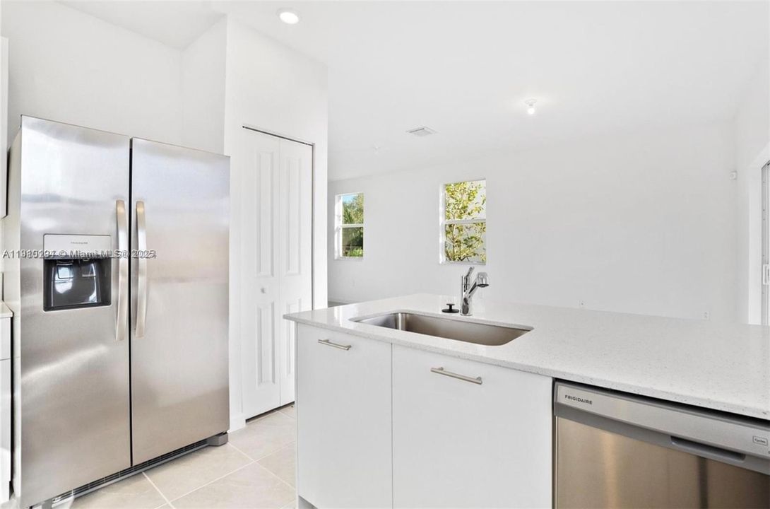 Active With Contract: $3,350 (3 beds, 2 baths, 1334 Square Feet)