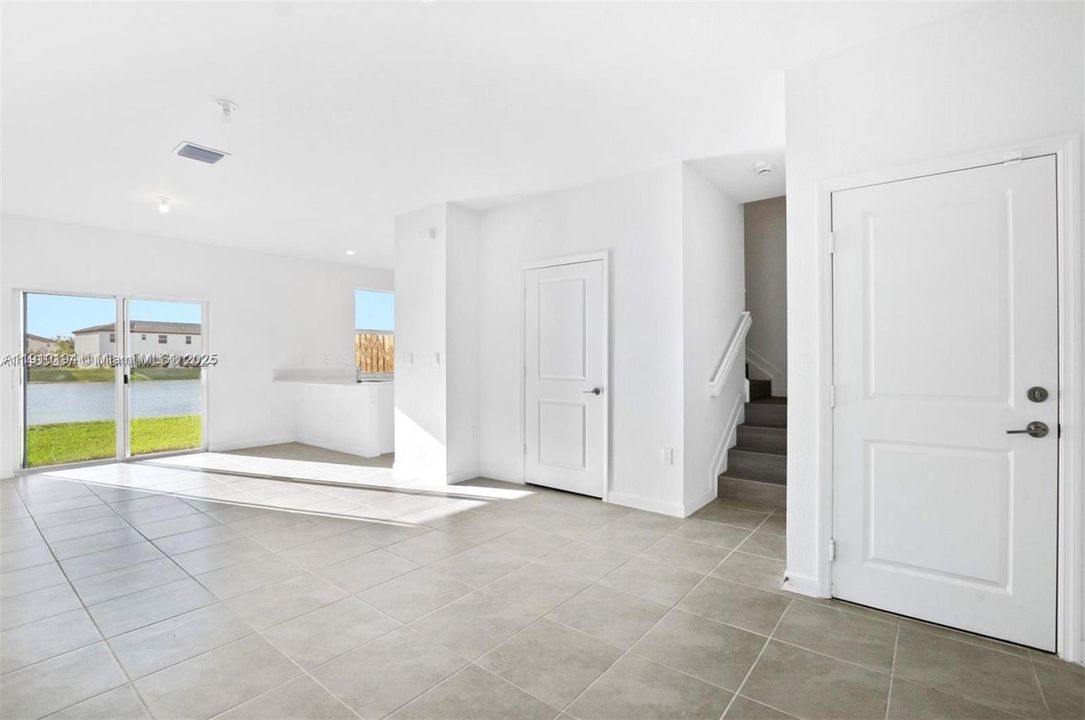 Active With Contract: $3,350 (3 beds, 2 baths, 1334 Square Feet)