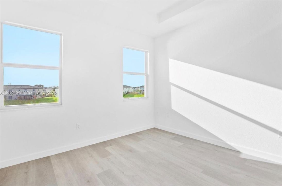 Active With Contract: $3,350 (3 beds, 2 baths, 1334 Square Feet)