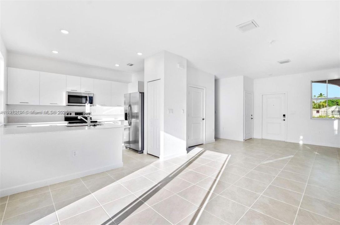 Active With Contract: $3,350 (3 beds, 2 baths, 1334 Square Feet)