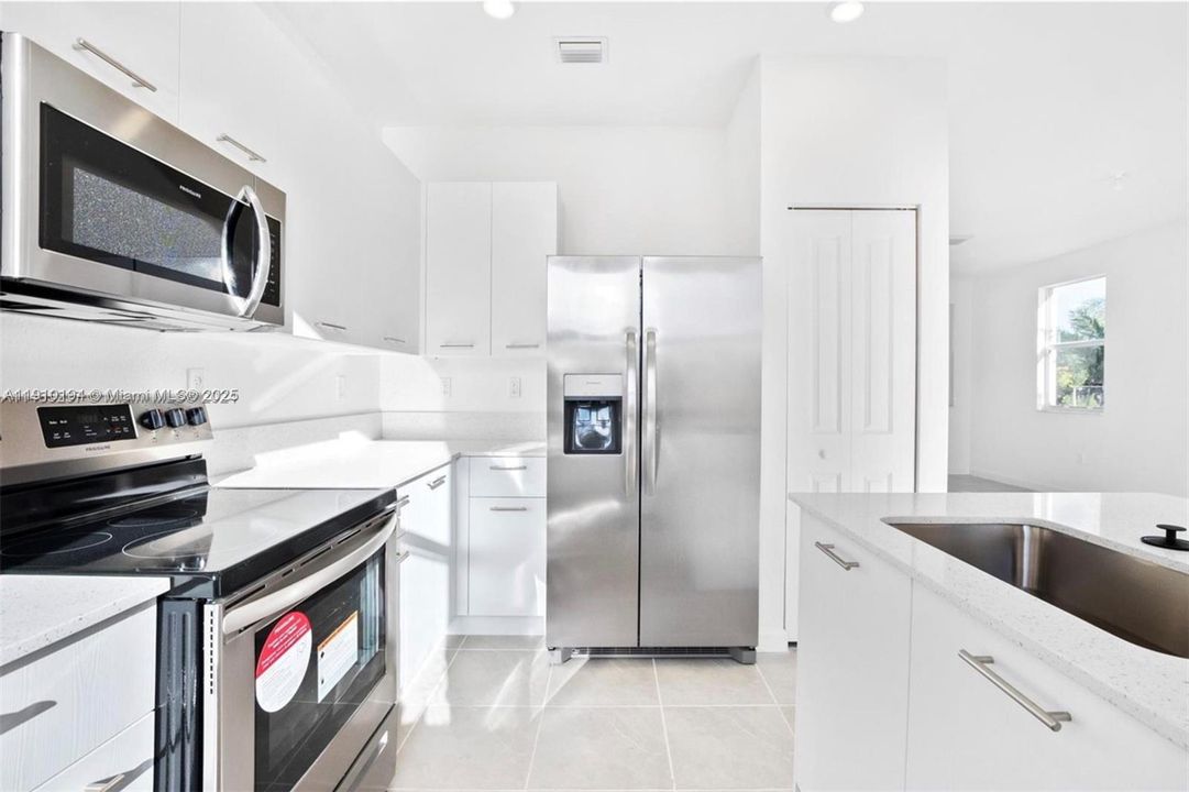 Active With Contract: $3,350 (3 beds, 2 baths, 1334 Square Feet)