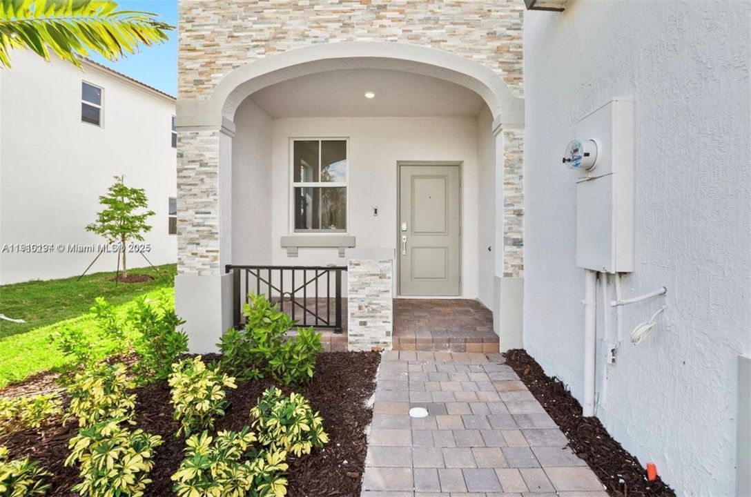 Active With Contract: $3,350 (3 beds, 2 baths, 1334 Square Feet)