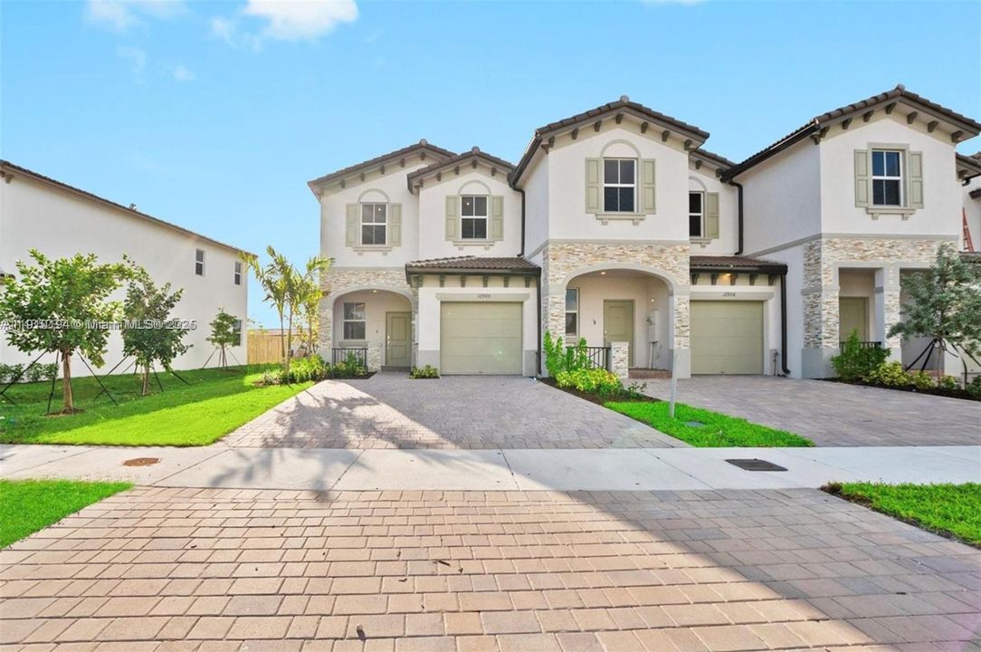 Active With Contract: $3,350 (3 beds, 2 baths, 1334 Square Feet)