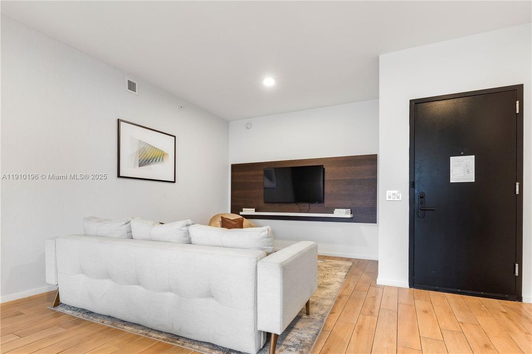 В аренду: $7,000 (3 спален, 3 ванн, 1150 Квадратных фут)