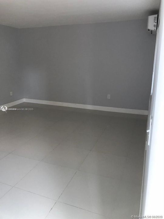 出租: $1,650 (1 贝兹, 1 浴室, 0 平方英尺)