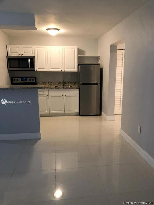 出租: $1,650 (1 贝兹, 1 浴室, 0 平方英尺)