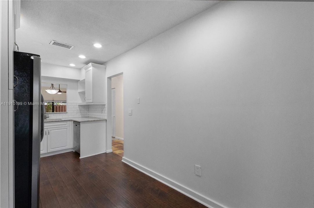 Active With Contract: $2,800 (2 beds, 2 baths, 1336 Square Feet)