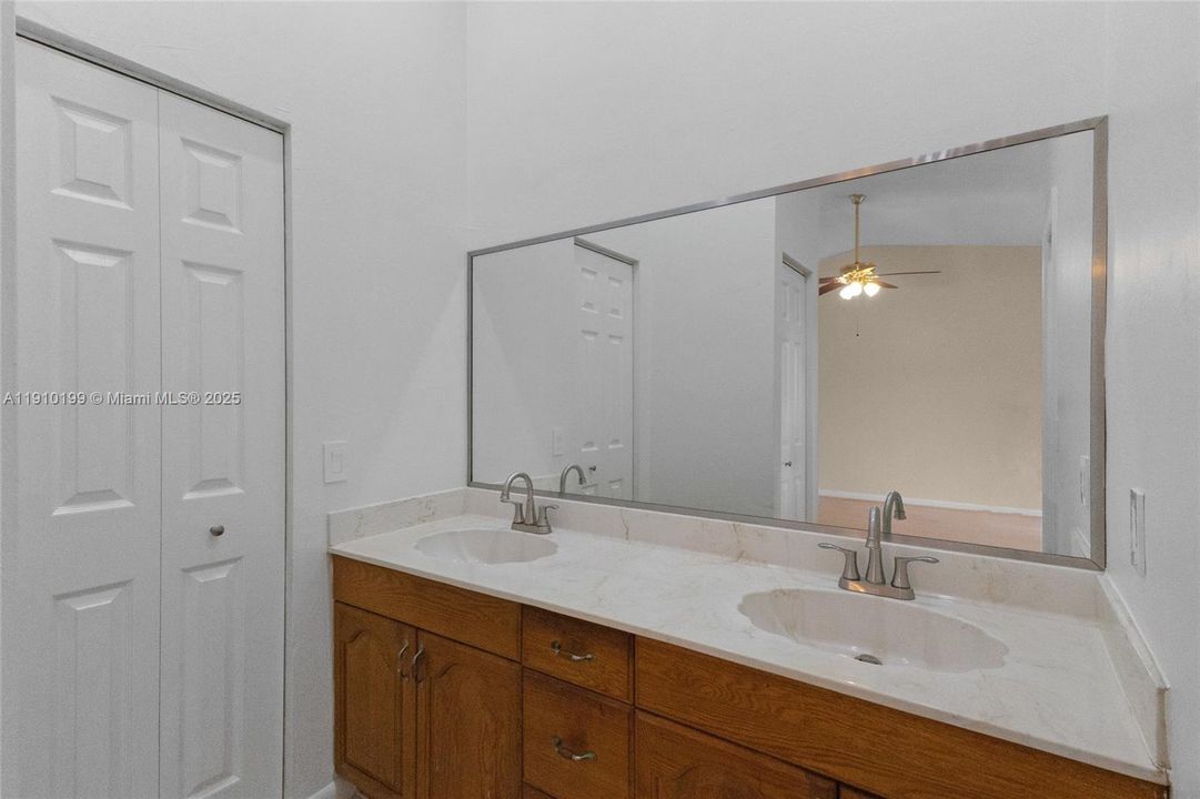 Active With Contract: $2,800 (2 beds, 2 baths, 1336 Square Feet)