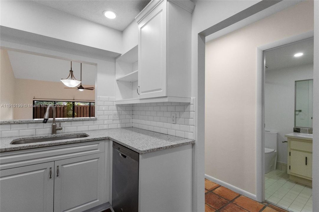 Active With Contract: $2,800 (2 beds, 2 baths, 1336 Square Feet)