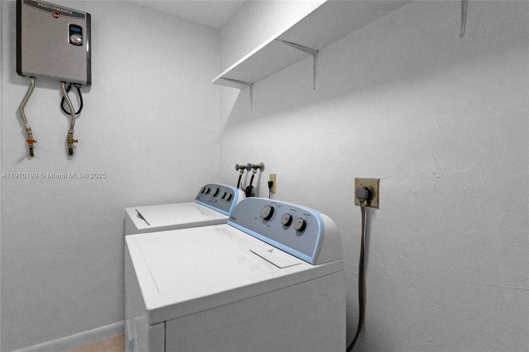 Active With Contract: $2,800 (2 beds, 2 baths, 1336 Square Feet)