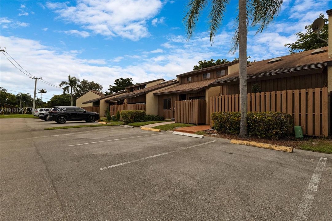 Active With Contract: $2,800 (2 beds, 2 baths, 1336 Square Feet)