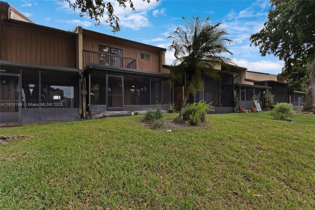 Active With Contract: $2,800 (2 beds, 2 baths, 1336 Square Feet)