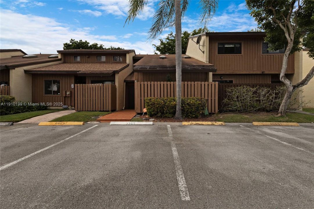 Active With Contract: $2,800 (2 beds, 2 baths, 1336 Square Feet)