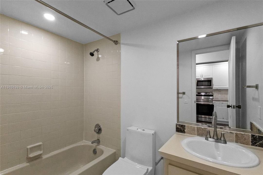 Active With Contract: $2,800 (2 beds, 2 baths, 1336 Square Feet)