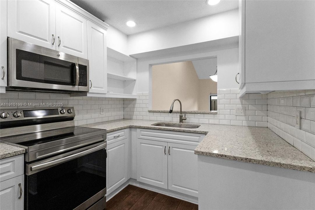 Active With Contract: $2,800 (2 beds, 2 baths, 1336 Square Feet)