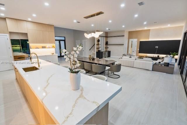 待售: $5,900,000 (6 贝兹, 8 浴室, 7285 平方英尺)