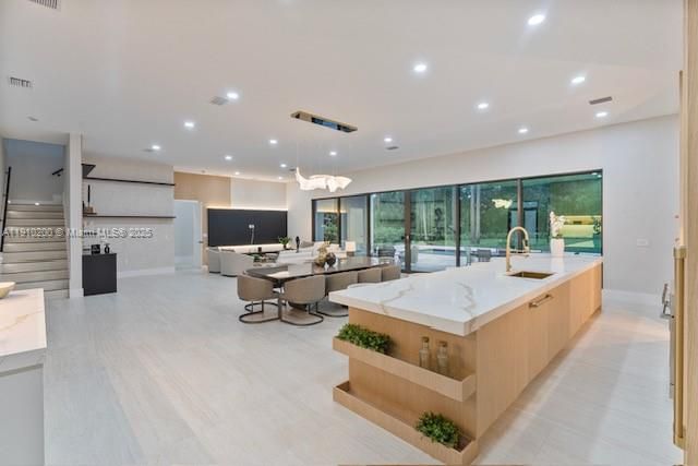 待售: $5,900,000 (6 贝兹, 8 浴室, 7285 平方英尺)