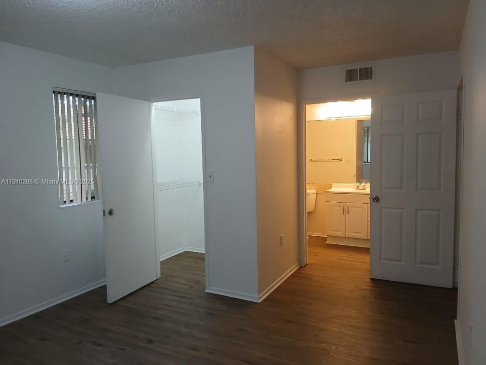 Active With Contract: $1,950 (2 beds, 2 baths, 910 Square Feet)