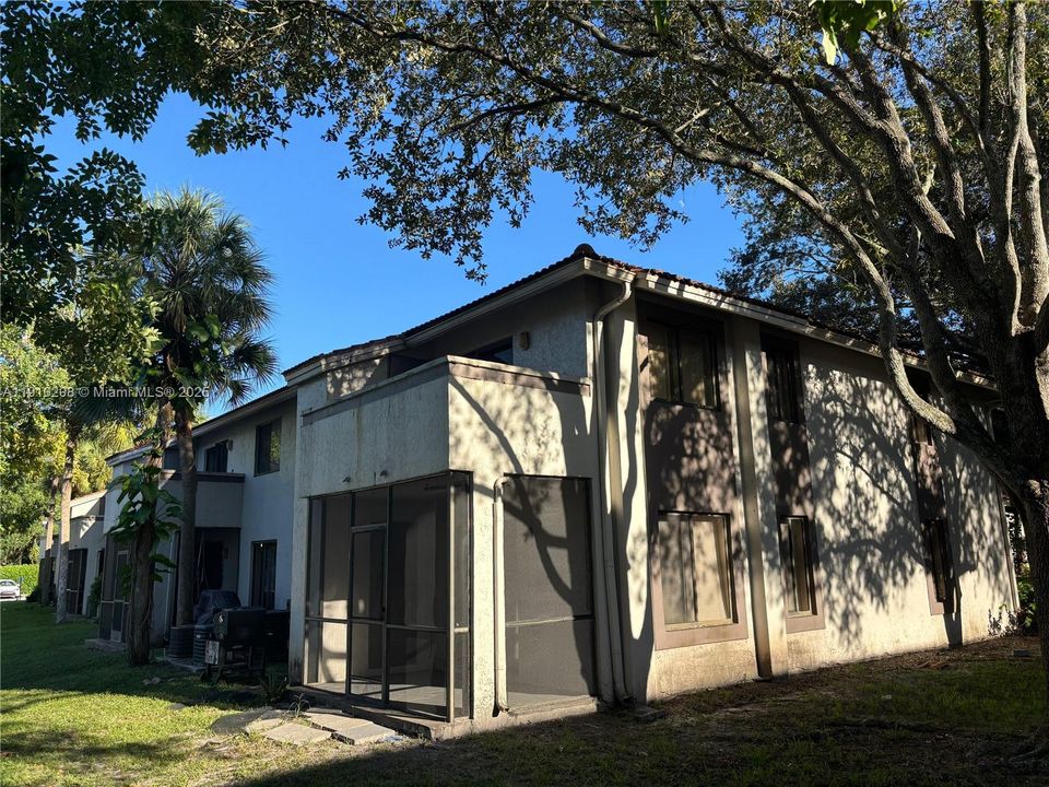Active With Contract: $1,950 (2 beds, 2 baths, 910 Square Feet)