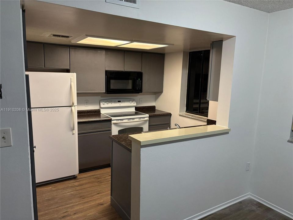 Active With Contract: $1,950 (2 beds, 2 baths, 910 Square Feet)