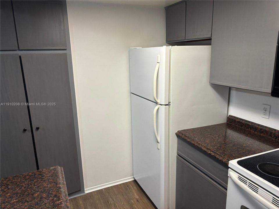 Active With Contract: $1,950 (2 beds, 2 baths, 910 Square Feet)