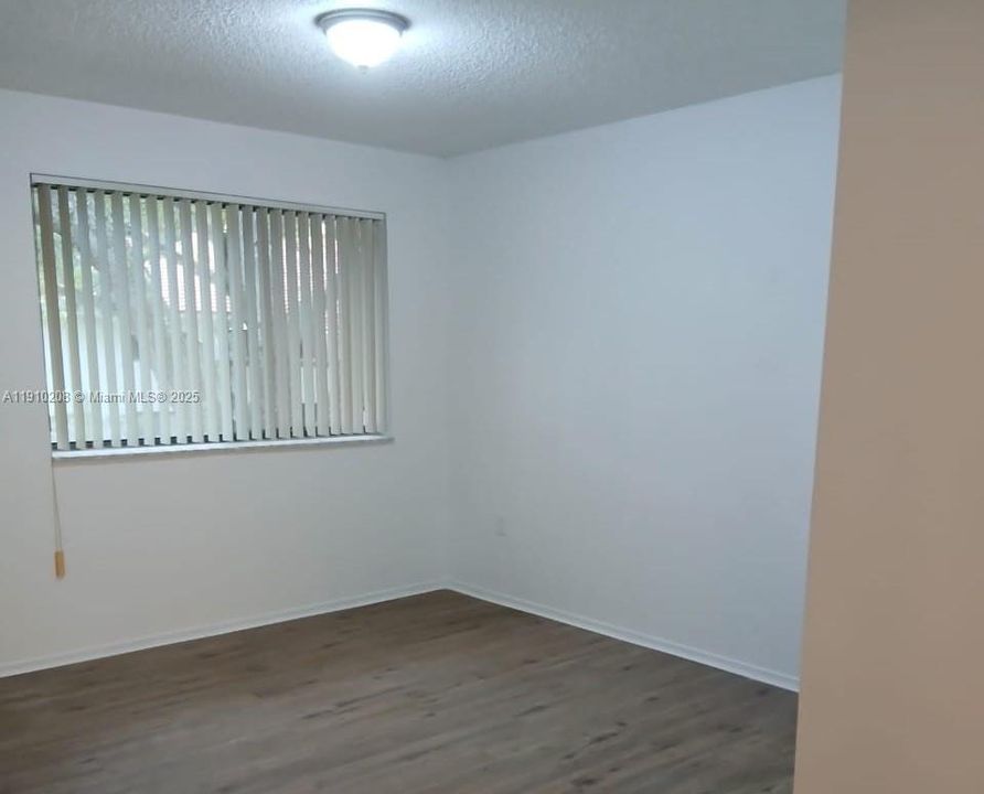 Active With Contract: $1,950 (2 beds, 2 baths, 910 Square Feet)