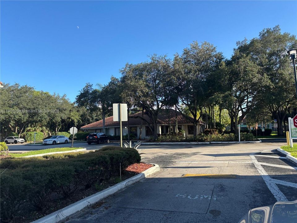 Active With Contract: $1,950 (2 beds, 2 baths, 910 Square Feet)