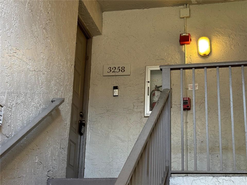 Active With Contract: $1,950 (2 beds, 2 baths, 910 Square Feet)