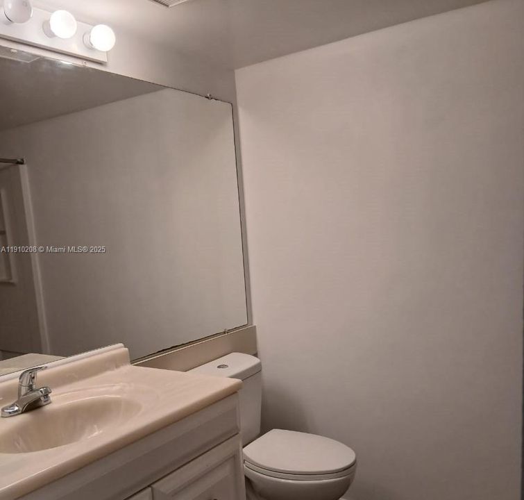 Active With Contract: $1,950 (2 beds, 2 baths, 910 Square Feet)