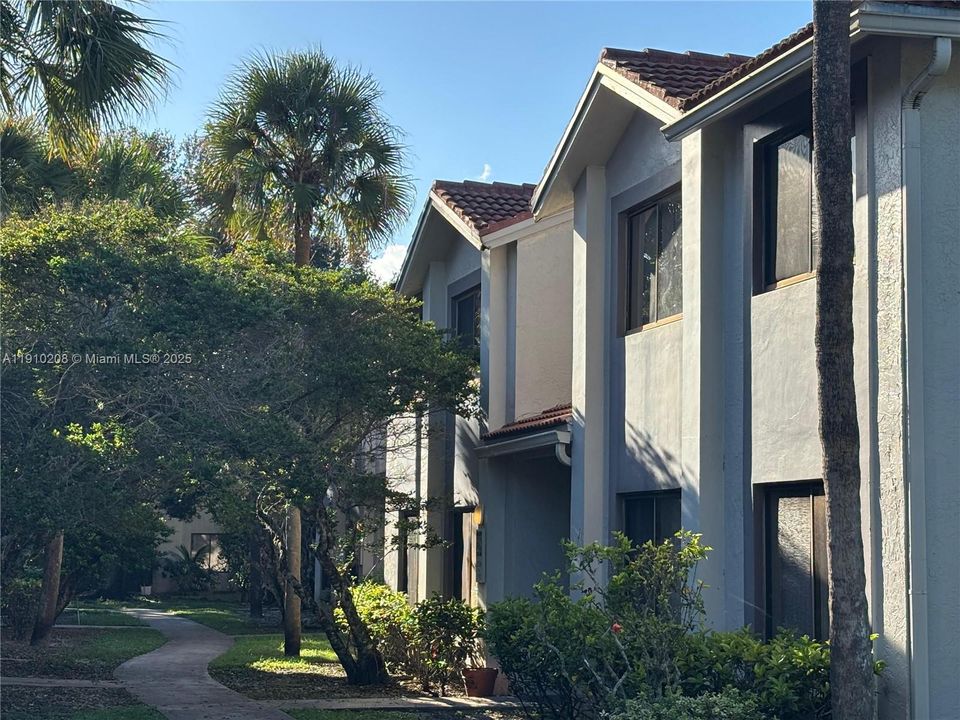 Active With Contract: $1,950 (2 beds, 2 baths, 910 Square Feet)