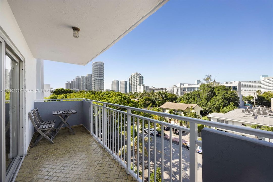 For Sale: $535,000 (2 beds, 2 baths, 988 Square Feet)