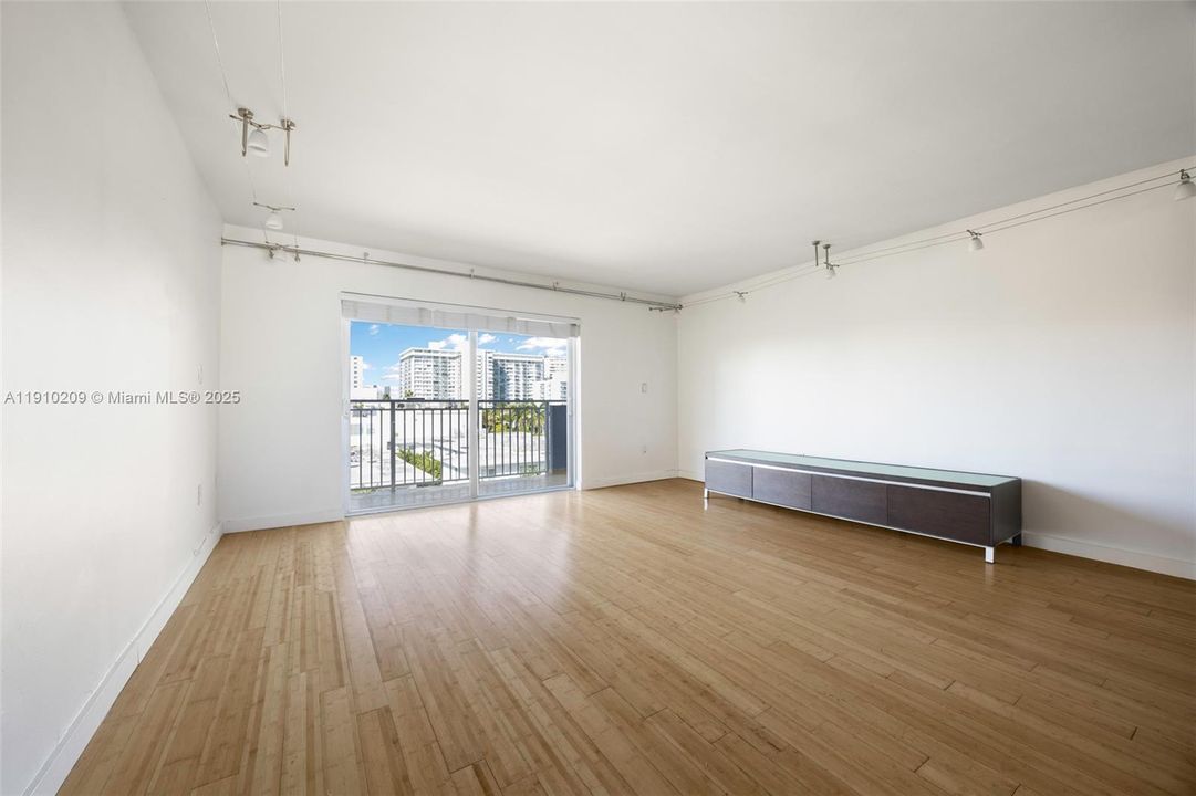 For Sale: $535,000 (2 beds, 2 baths, 988 Square Feet)