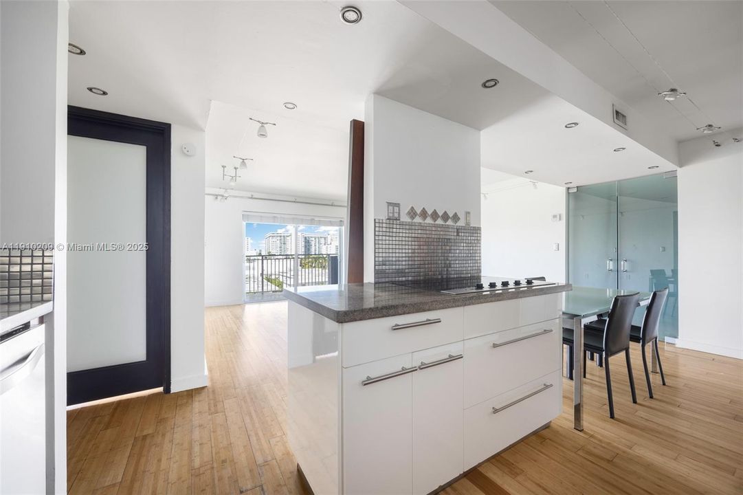 For Sale: $535,000 (2 beds, 2 baths, 988 Square Feet)