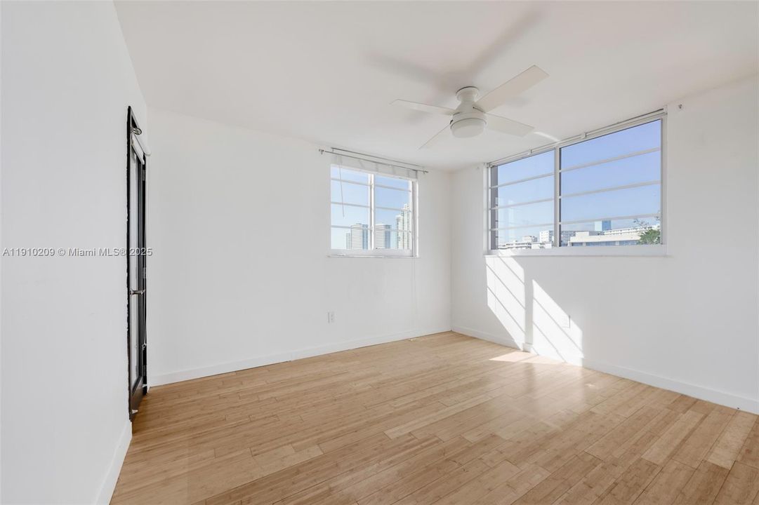 For Sale: $535,000 (2 beds, 2 baths, 988 Square Feet)