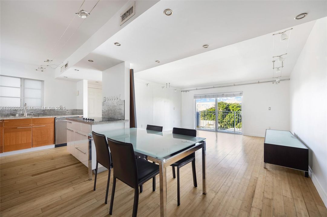 For Sale: $535,000 (2 beds, 2 baths, 988 Square Feet)