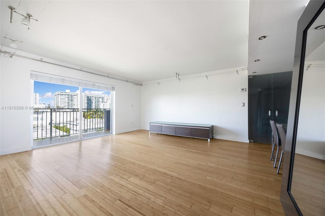 For Sale: $535,000 (2 beds, 2 baths, 988 Square Feet)