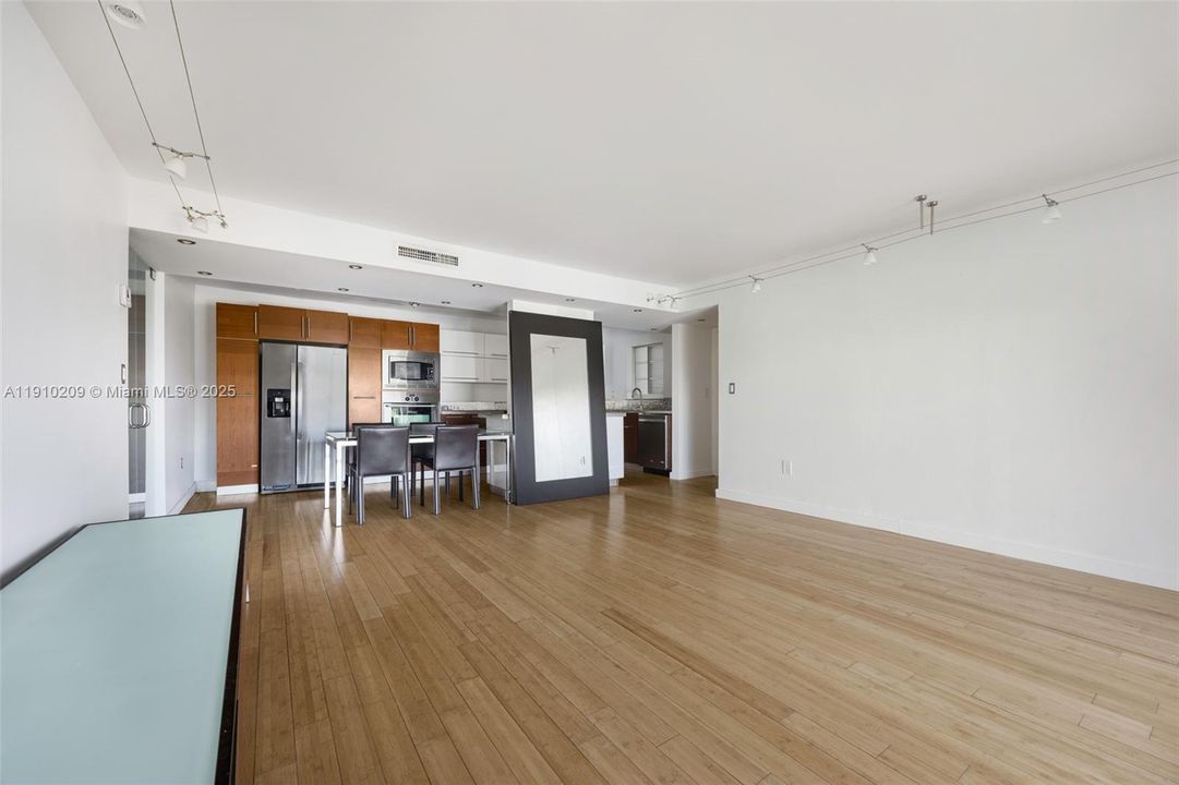 For Sale: $535,000 (2 beds, 2 baths, 988 Square Feet)