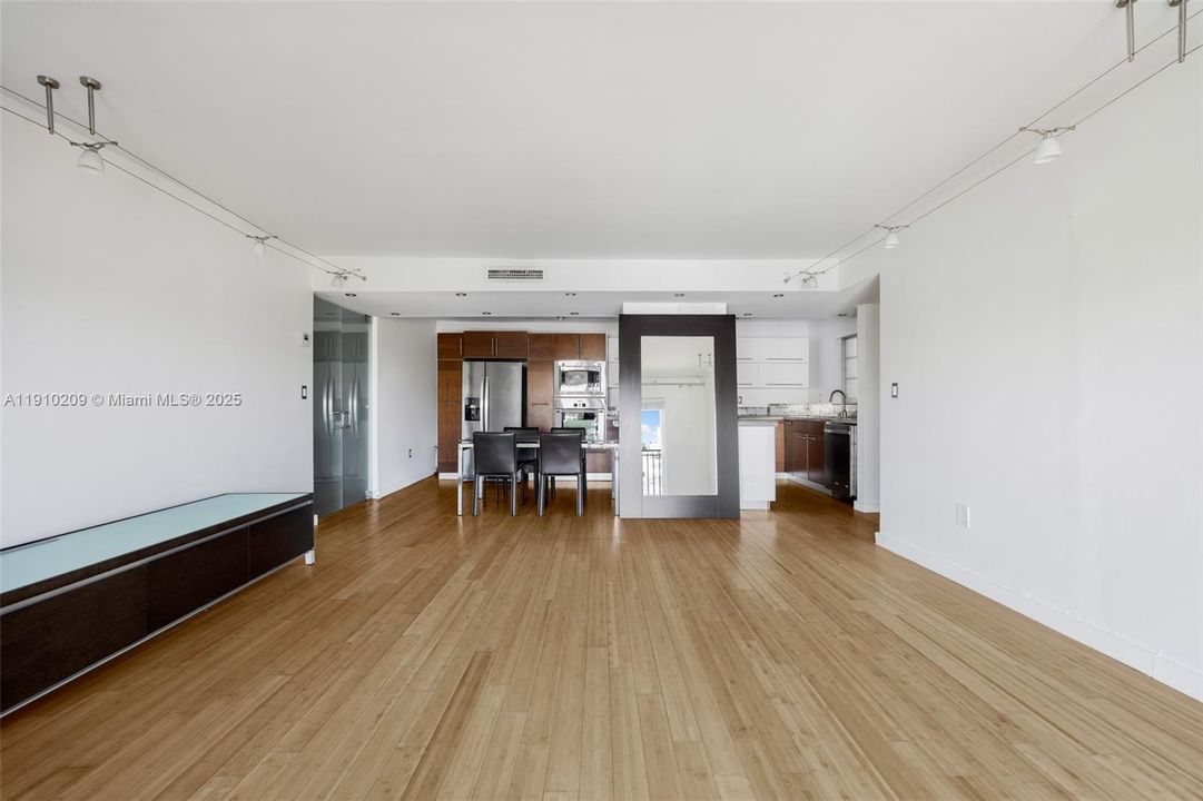 For Sale: $535,000 (2 beds, 2 baths, 988 Square Feet)