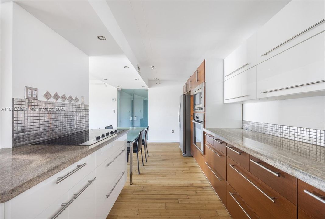 For Sale: $535,000 (2 beds, 2 baths, 988 Square Feet)