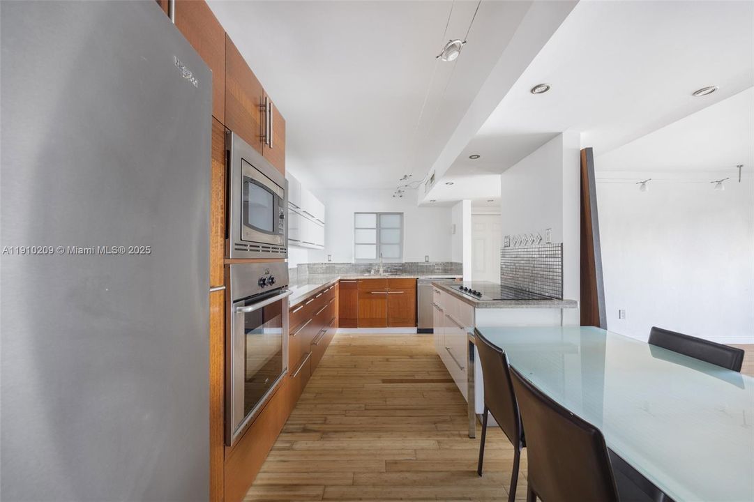 For Sale: $535,000 (2 beds, 2 baths, 988 Square Feet)