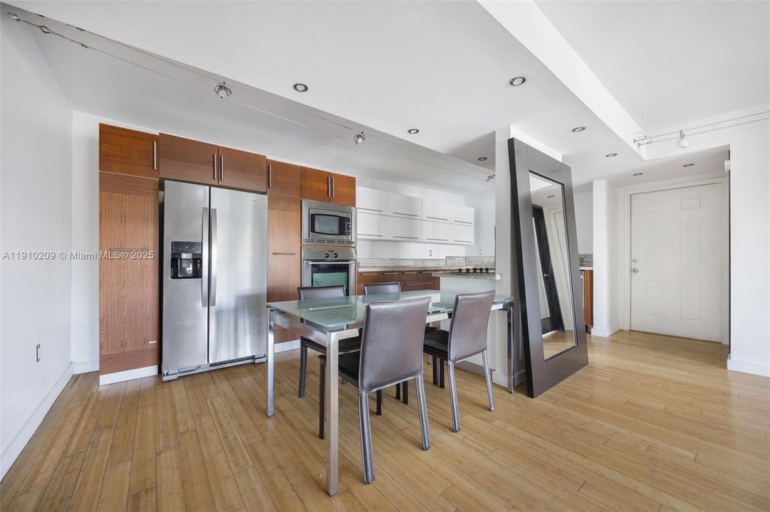 For Sale: $535,000 (2 beds, 2 baths, 988 Square Feet)