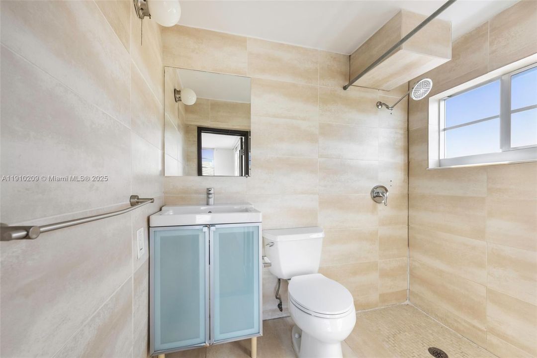 For Sale: $535,000 (2 beds, 2 baths, 988 Square Feet)