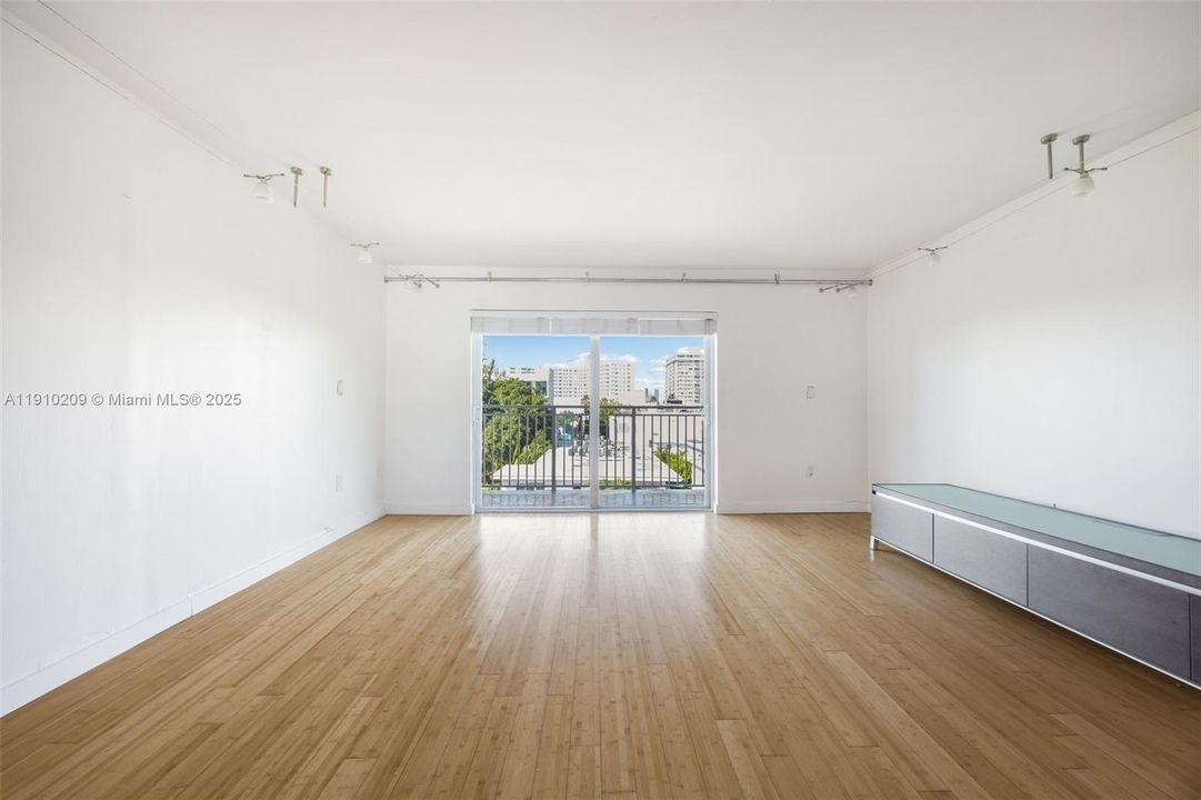 For Sale: $535,000 (2 beds, 2 baths, 988 Square Feet)