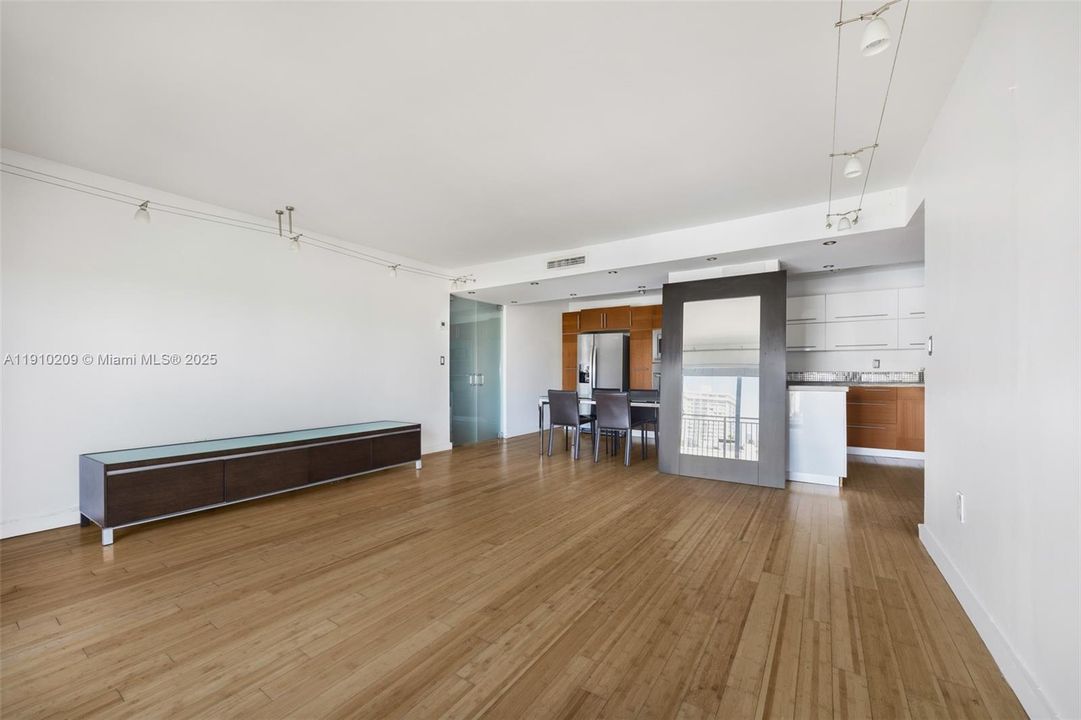 For Sale: $535,000 (2 beds, 2 baths, 988 Square Feet)