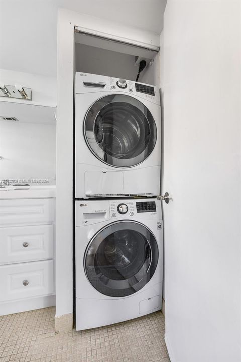 For Sale: $535,000 (2 beds, 2 baths, 988 Square Feet)