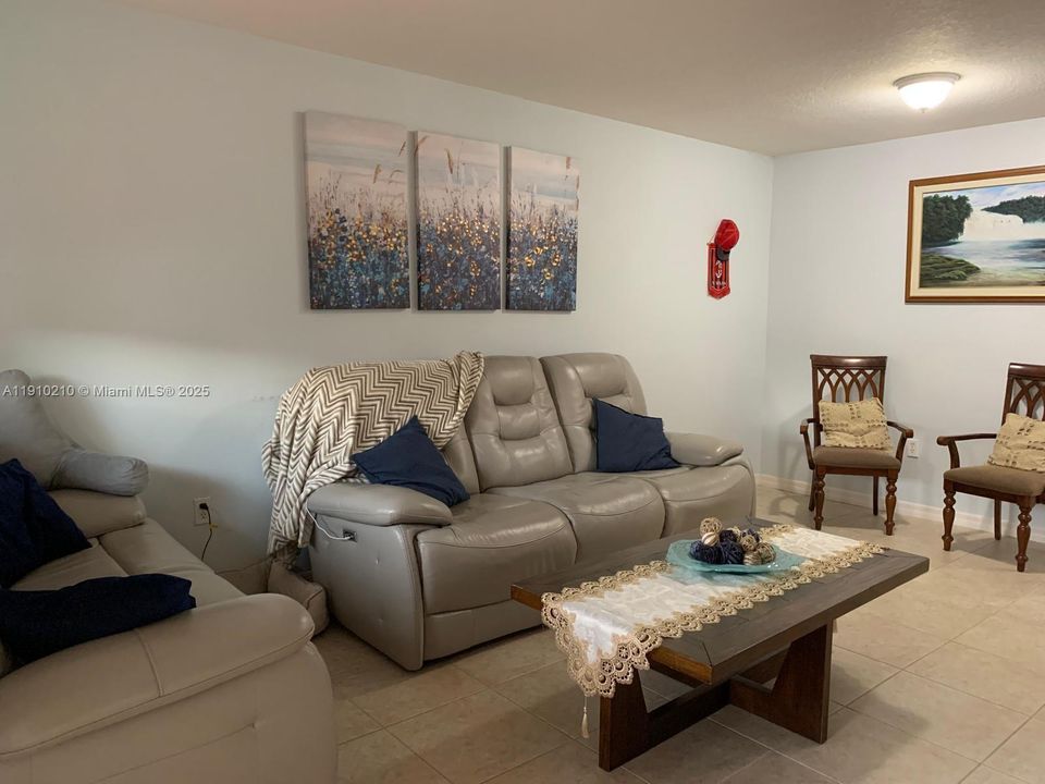 For Rent: $3,600 (4 beds, 3 baths, 1756 Square Feet)