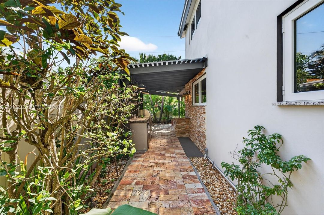 For Sale: $2,315,000 (4 beds, 3 baths, 2700 Square Feet)