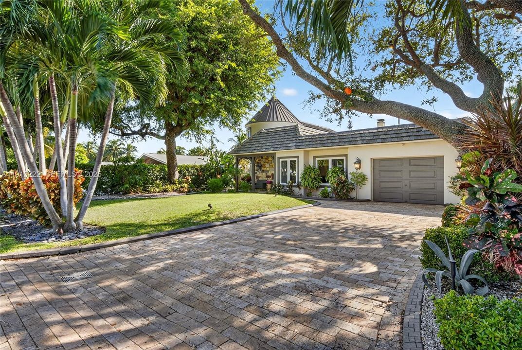 For Sale: $2,315,000 (4 beds, 3 baths, 2700 Square Feet)