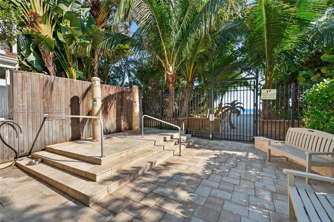 For Sale: $2,315,000 (4 beds, 3 baths, 2700 Square Feet)