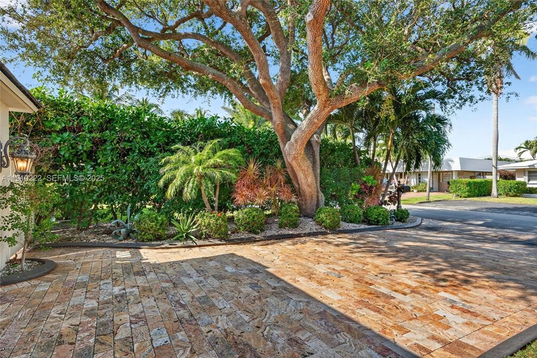 For Sale: $2,315,000 (4 beds, 3 baths, 2700 Square Feet)